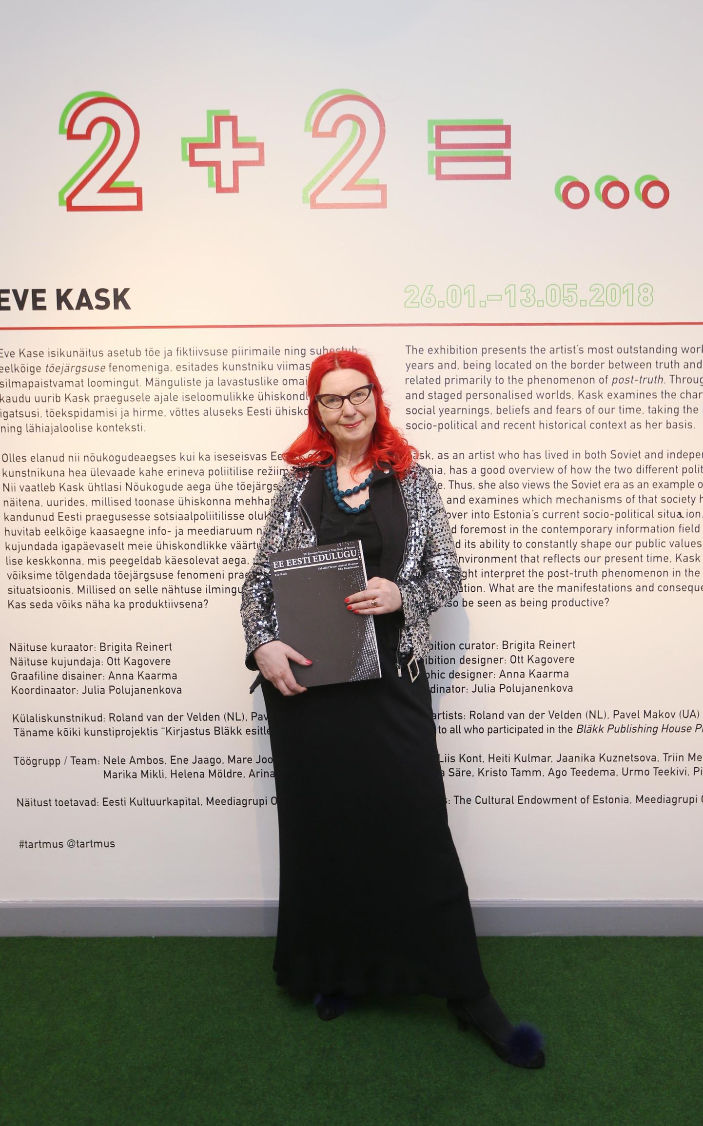 Eve Kask hoidis isikunäituse avamisel 25. jaanuaril käes äsja trükivalgust näinud autoriraamatut «EE Eesti edulugu», mis avab ka väljapaneku teemasid.