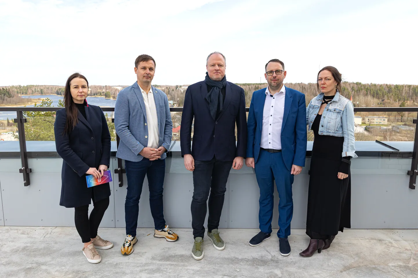 Põlva kultuurikeskuse katuseterrassil Taevapark jäid ühispildile Ebe Nõmme (Agrone OÜ, vasakult), Põlva Agro juht Silver Kask, Agrone OÜ juhatuse esimees Raul Jeets, Põlva vallavanem Martti Rõigas ning Põlva kultuurikeskuse direktor Eerika Mark.