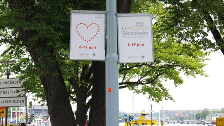 Stokholmas ielas bija kā nosētas ar reklāmu plakātiem par karaliskajām kāzām 