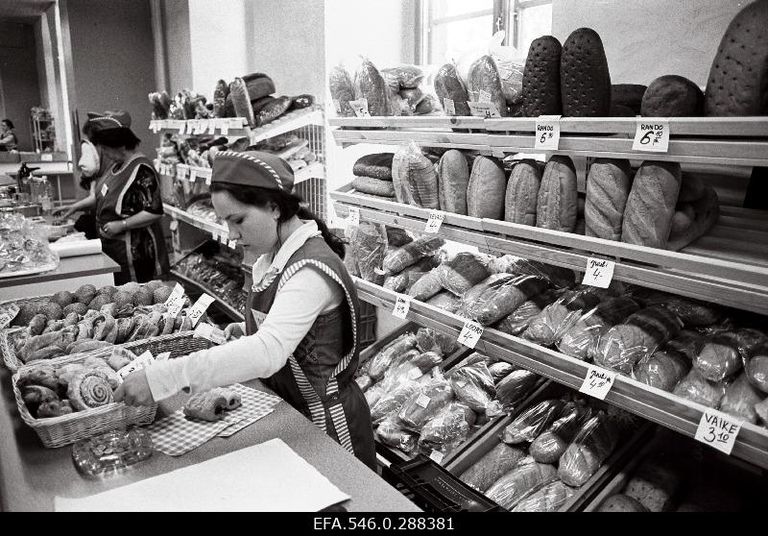 Магазин свежей выпечки в Merekeskus, год 1998. Фирменные фартуки и шапочки работниц. 