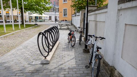 Lugeja küsib: miks seisavad rattad hoidiku kõrval, mitte hoidikus?