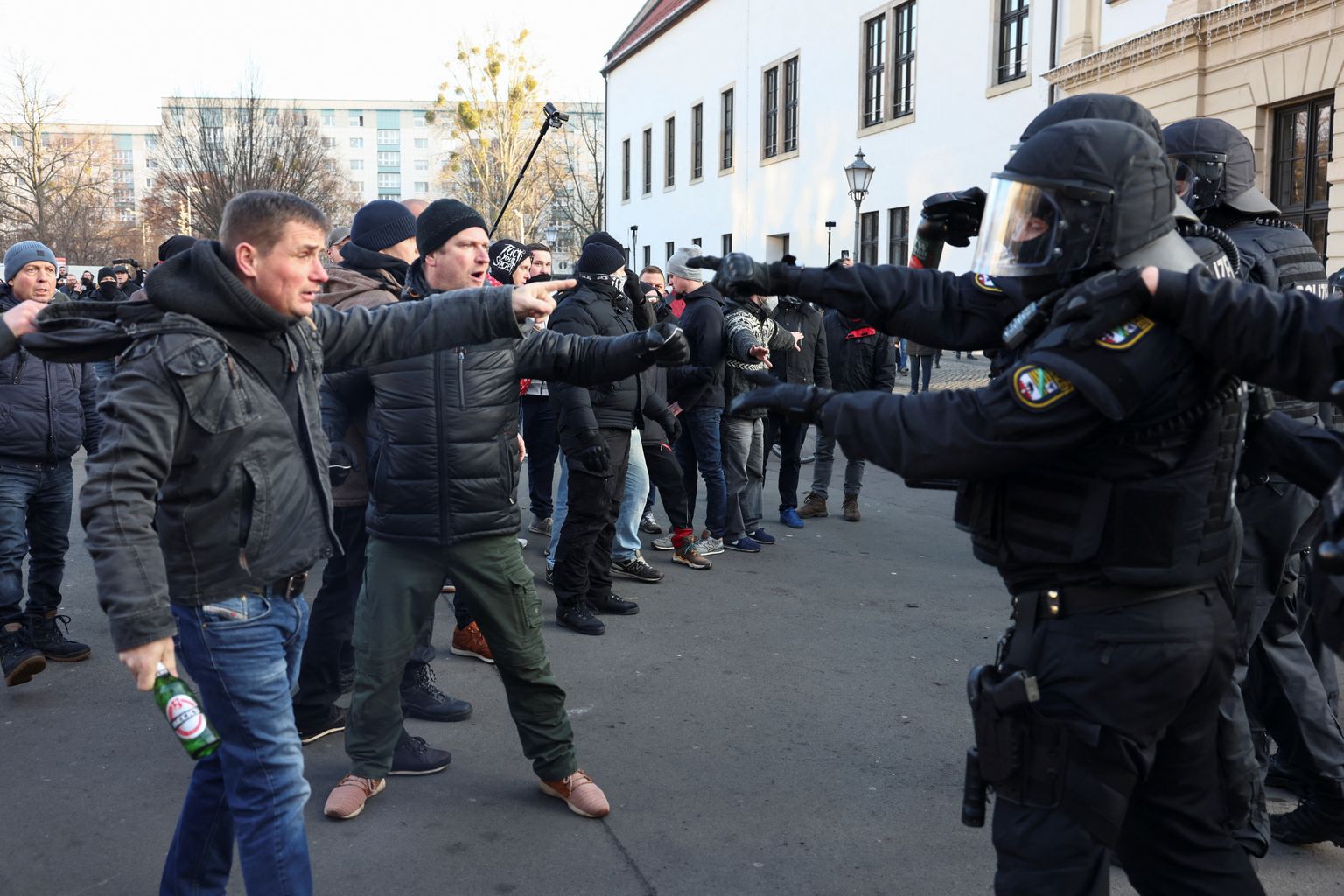 Saksa märulipolitseinikud ohjavad tänavu jaanuaris koroonapiirnagute vastaseid meeleavaldajaid riigi idaosas Magdeburgis.