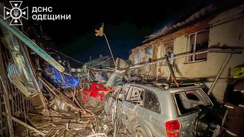 VIDEO ⟩ Krievijas dronu triecienā dzīvojamām mājām Odesā divi nogalinātie un vairāki cietušie