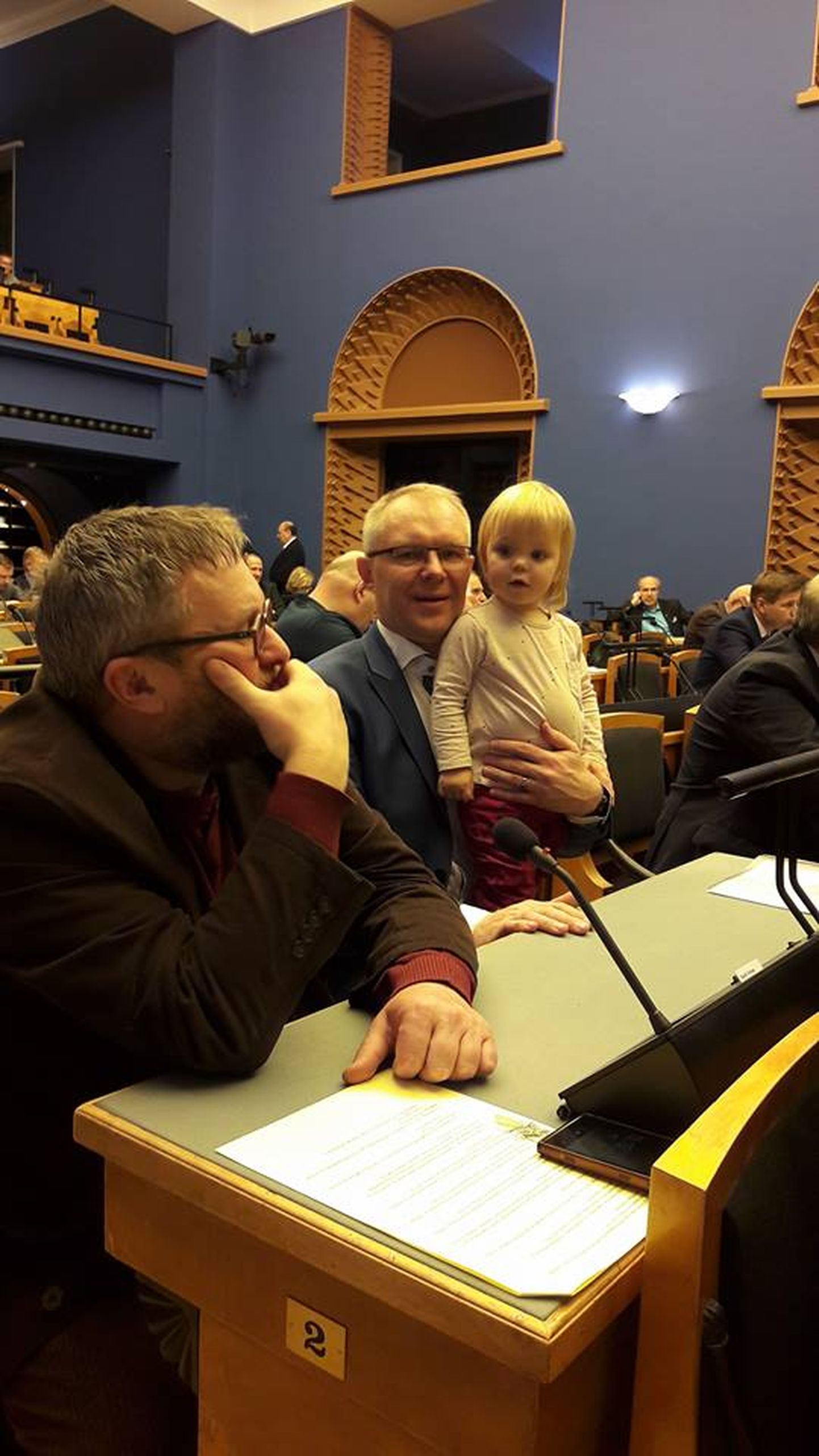 Hannes Hanso koos tütrega riigikogu istungil.