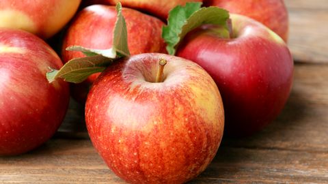 Кому и почему нельзя есть яблоки 