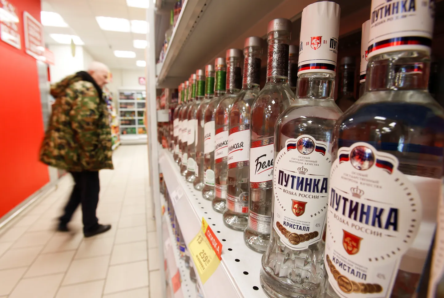 В России выросли цены на водку и сигареты.