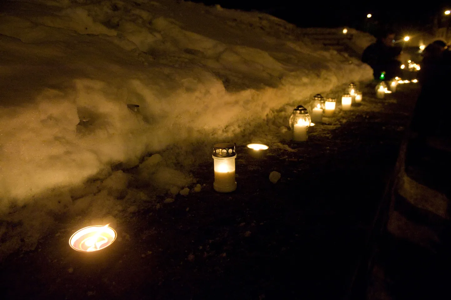 Свечи на горке Харью в годовщину бомбежки Таллинна. Иллюстративное фото