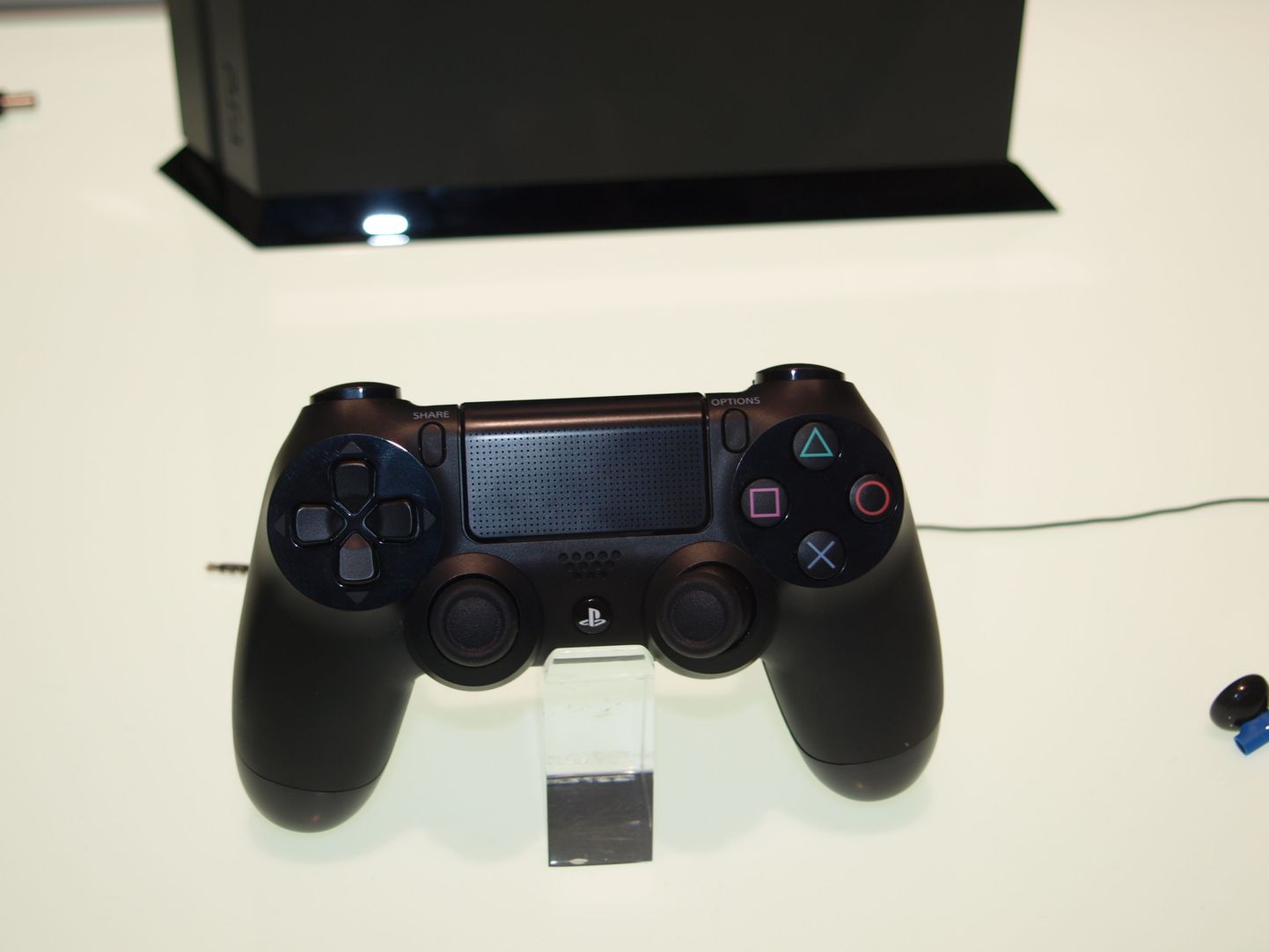 Uue põlvkonna mängukonsooli Sony Playstation 4 juhtpult