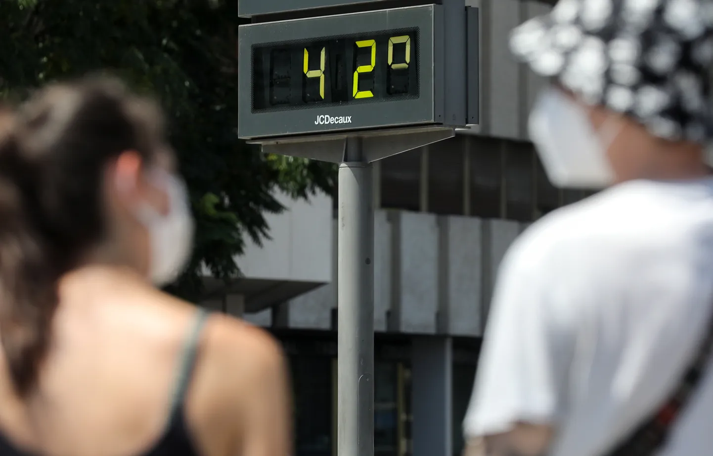 epa08577147 A thermometer reads 42 degrees Celsius in Valencia, Spain, 31 July 2020. Warnings have been issued in different regions due to hot weather with temperatures over 40 degrees Celsius.  EPA/Ana Escobar