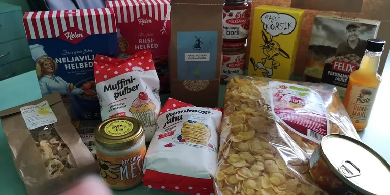 Toidupakk sisaldab mitmesugust söögikraami.