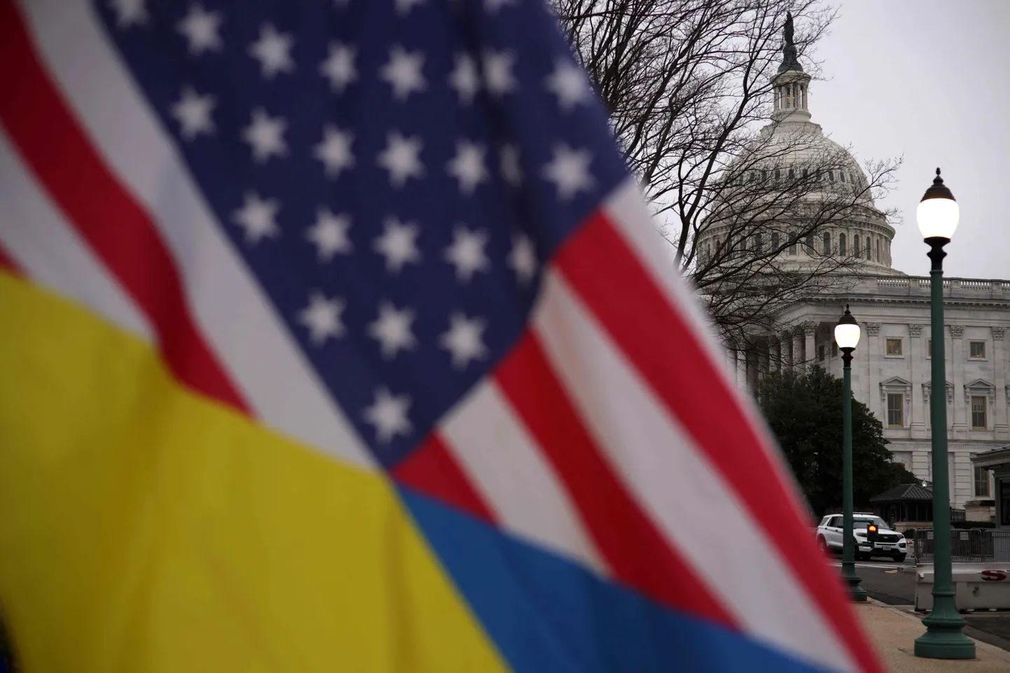 Ameerika Ühendriikide ja Ukraina lipud Kapitooliumi mäel.
