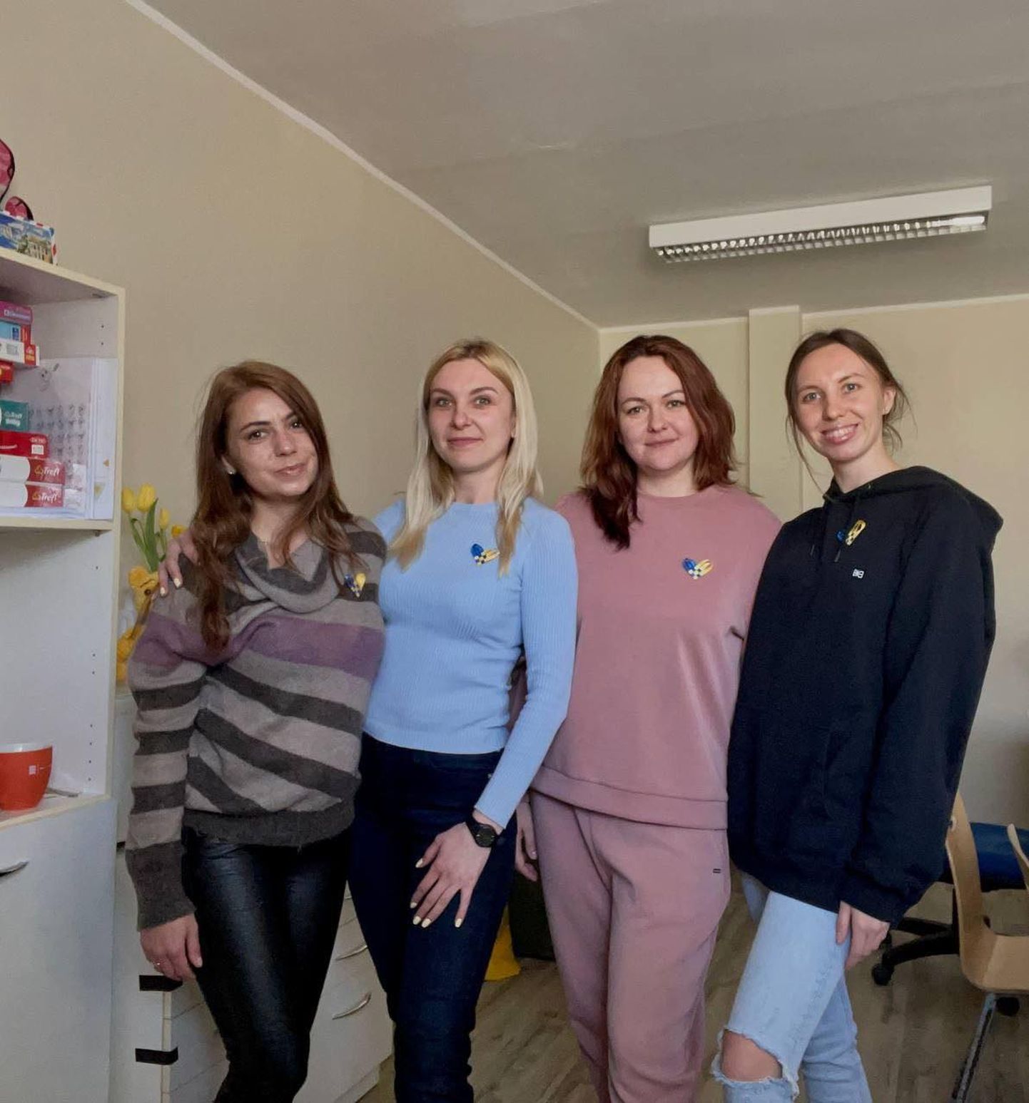 Neli vaprat Ukraina naist, kes abistavad Lääne-Virumaale saabunud sõjapõgenikest rahvuskaaslasi - Kseniia (vasakult), Julia, Jelizaveta ja Kristina.