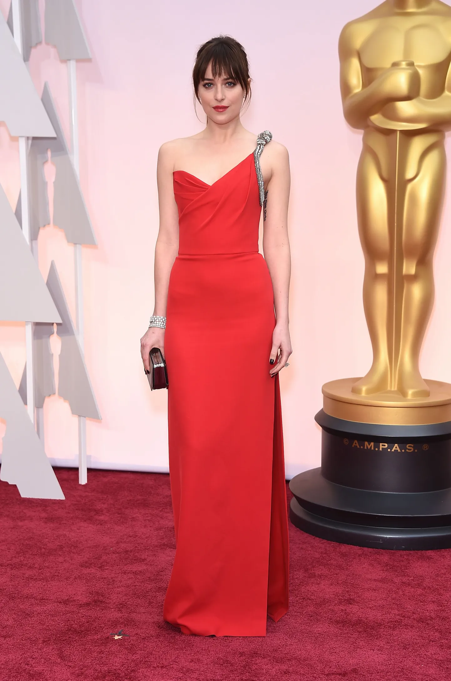 5. Dakota Johnson Saint Laurenti kleidis.