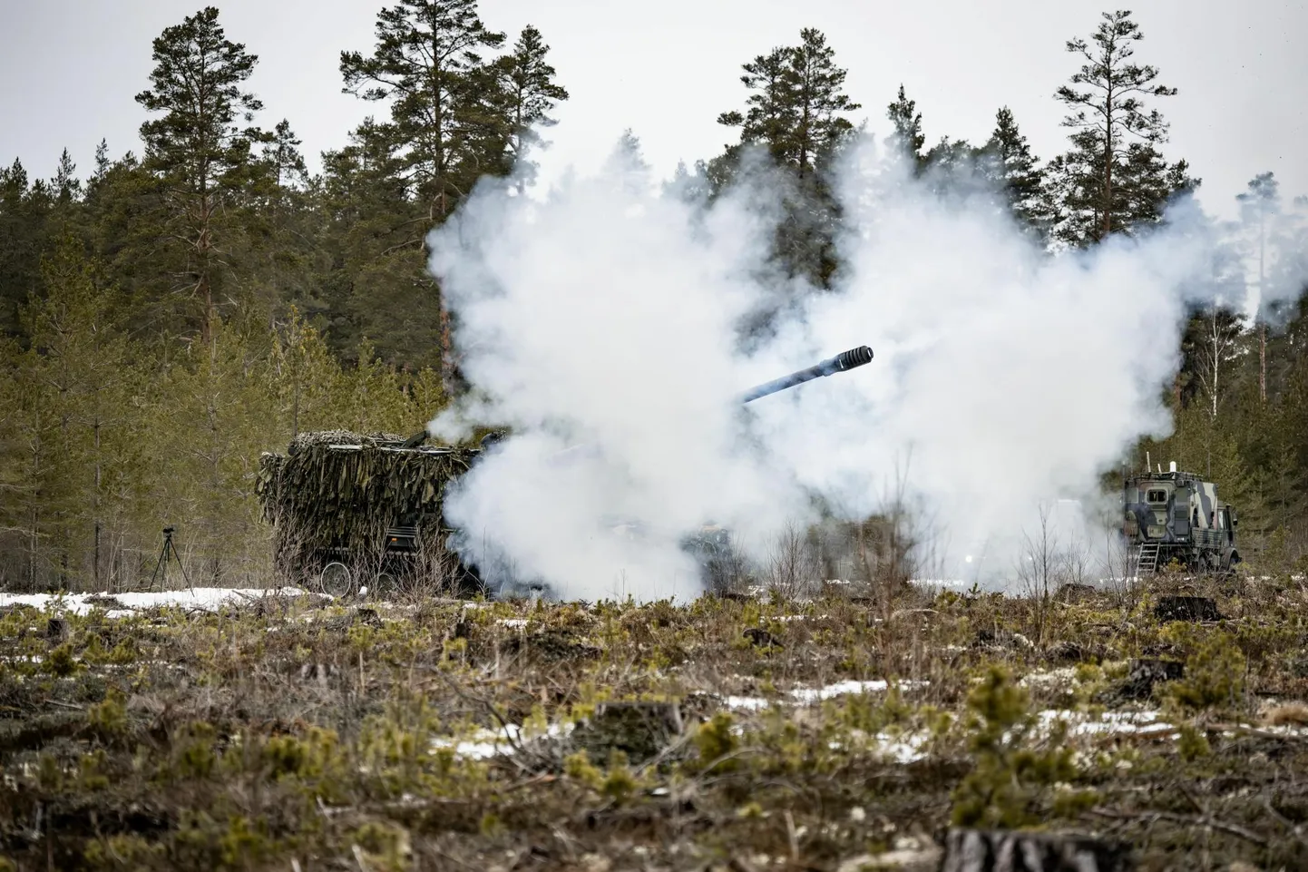 Diviisi suurtükiväepataljon katsetas uut kaudtule laskemoona. Kuid viimast läheb palju juurde vaja. FOTO: Kaitsevägi