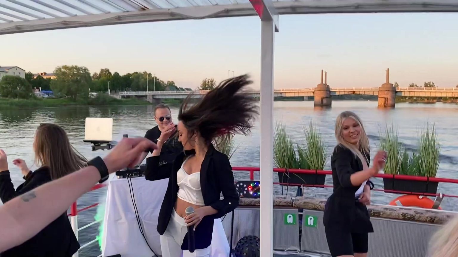 Pärnu jõel toimunud peol esines lauljatar Beatrice.