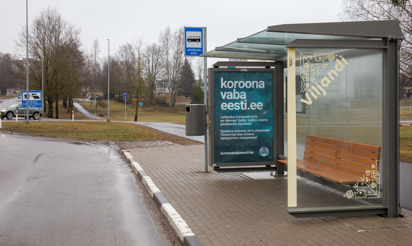 Mürgist vahendit koroonaravimi pähe reklaamivad plakatid on kõikjal linna bussiootekodade seintel.
