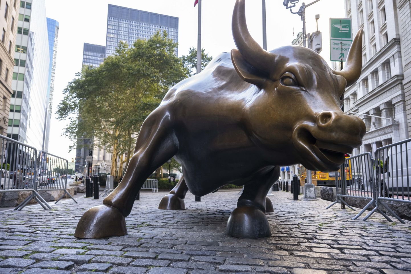 Optimismi börsidel sümboliseeriv pulli skulptuur Wall Streetil.