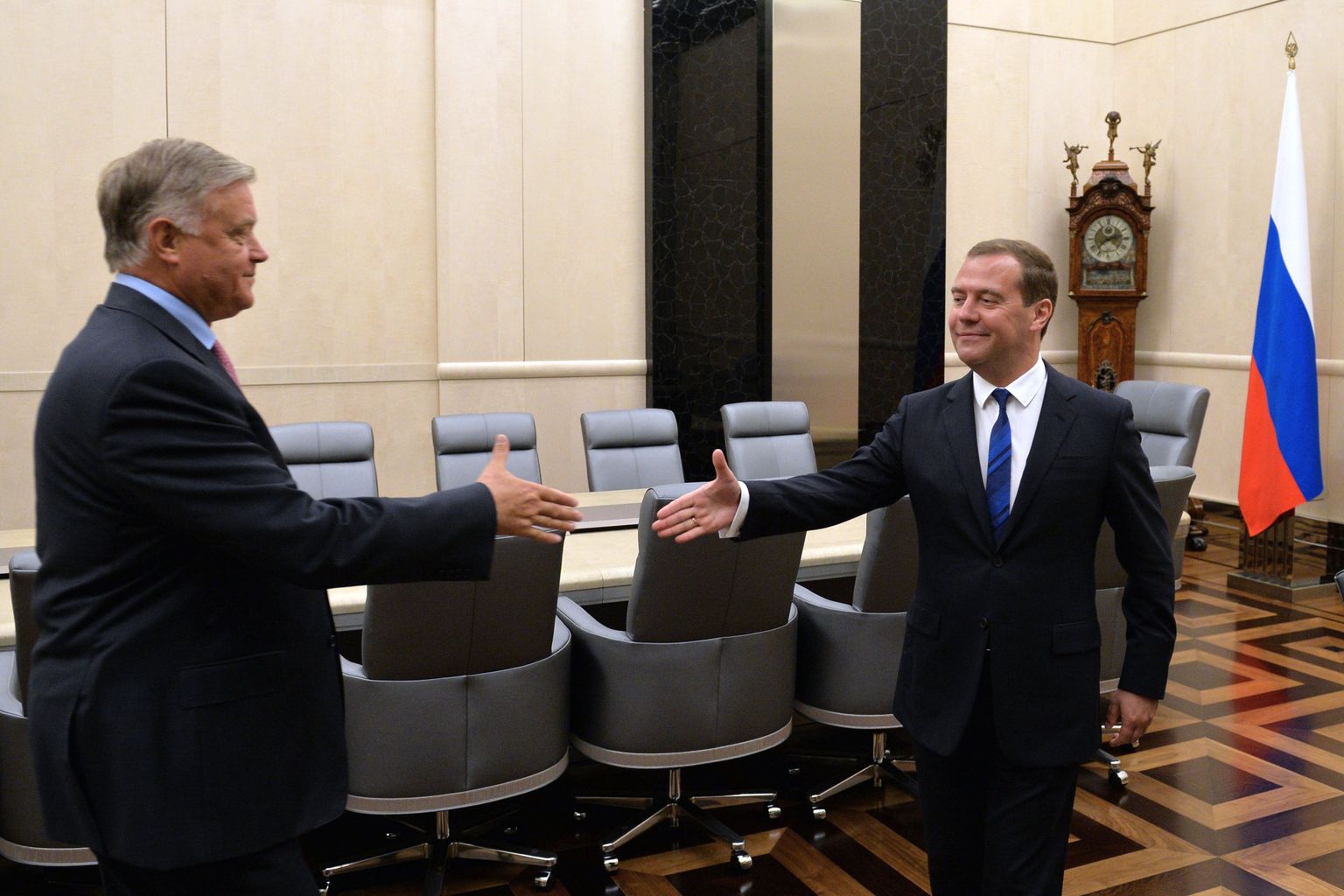 Vene peaminister Dmitri Medvedev (paremal) surub kätt Venemaa Raudteed peadirektori Vladimir Jakuniniga.