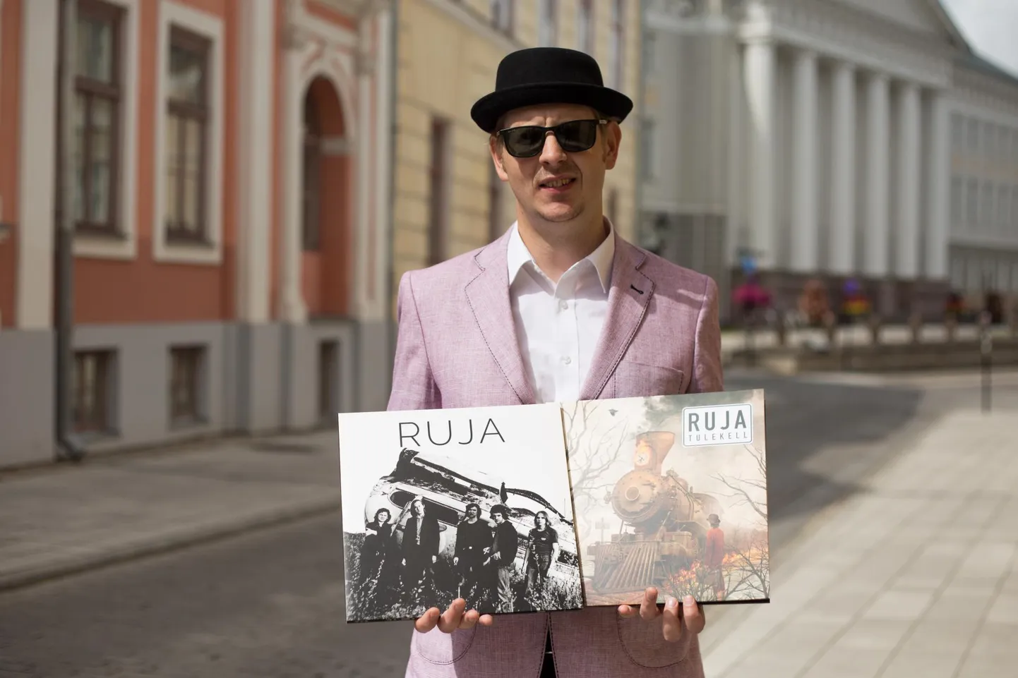 Vaiguviiuli eestvedaja Mihkel Truman plaadifirma esimese ja seni viimase väljaandega, milleks on vastavalt Ruja plaadid «Põhi, lõuna, ida, lääs...» ja «Tulekell».