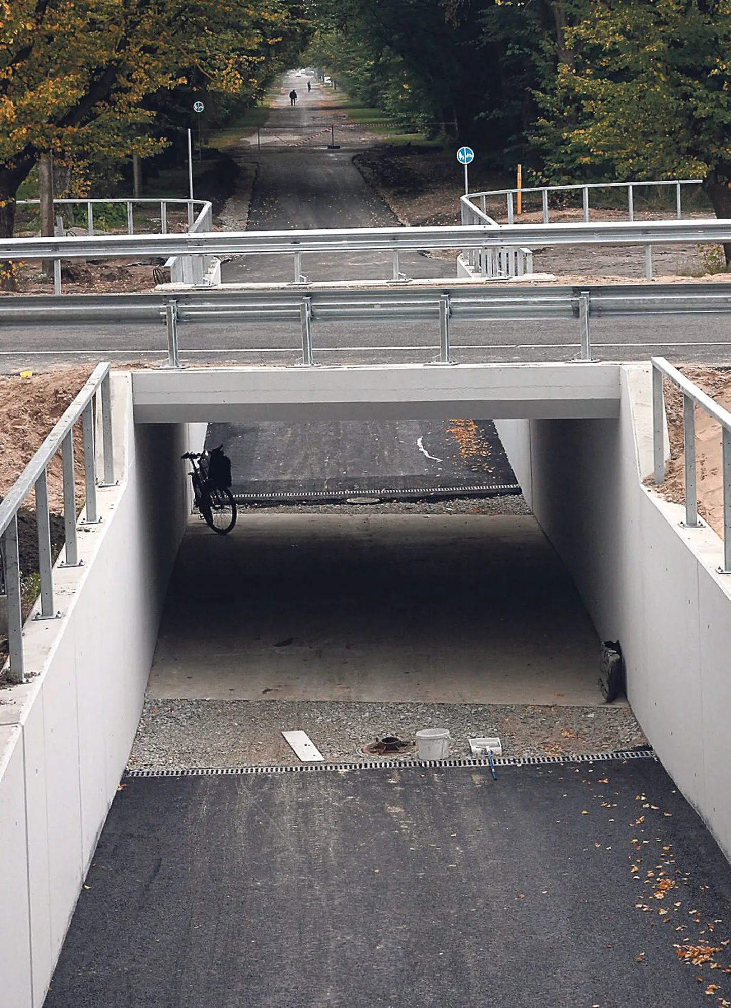 Uus-Sauga on pärast Lennuvälja tee valmimist tänav, mis autoga sõitjat mitte kusagile ei vii: tunnel tänava lõpus on üksnes jalakäijatele ja ratturitele.