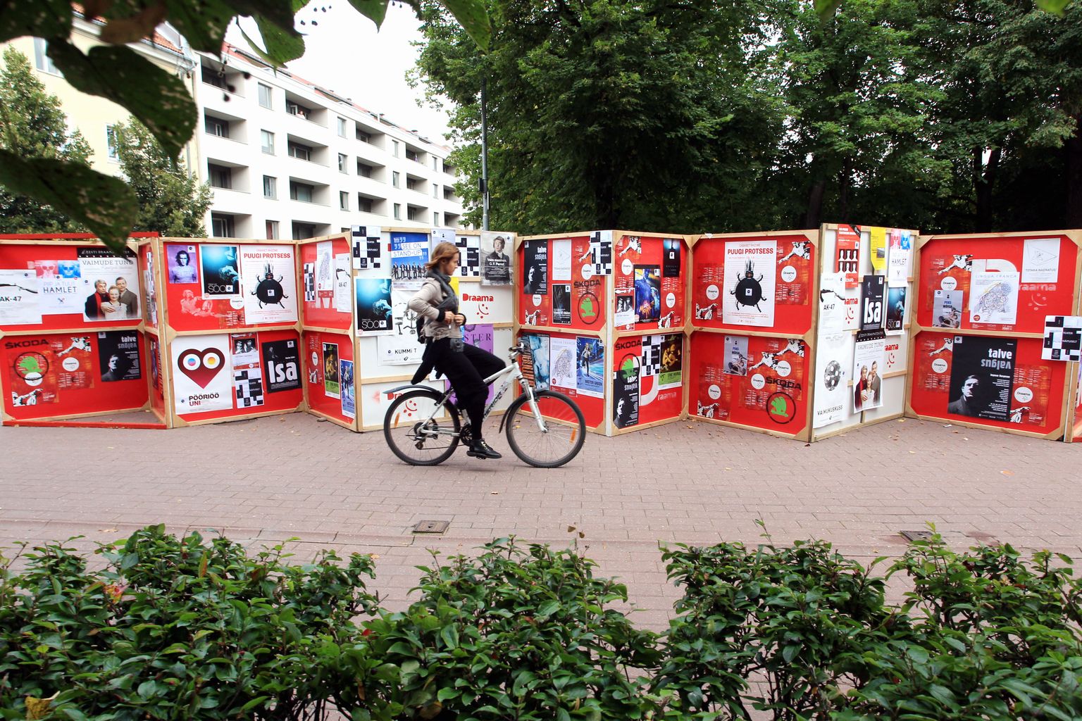 Draama reklaamsein lavastuste plakatitega Küüni tänaval kutsus eelmisel nädalal möödujaid etendustele.