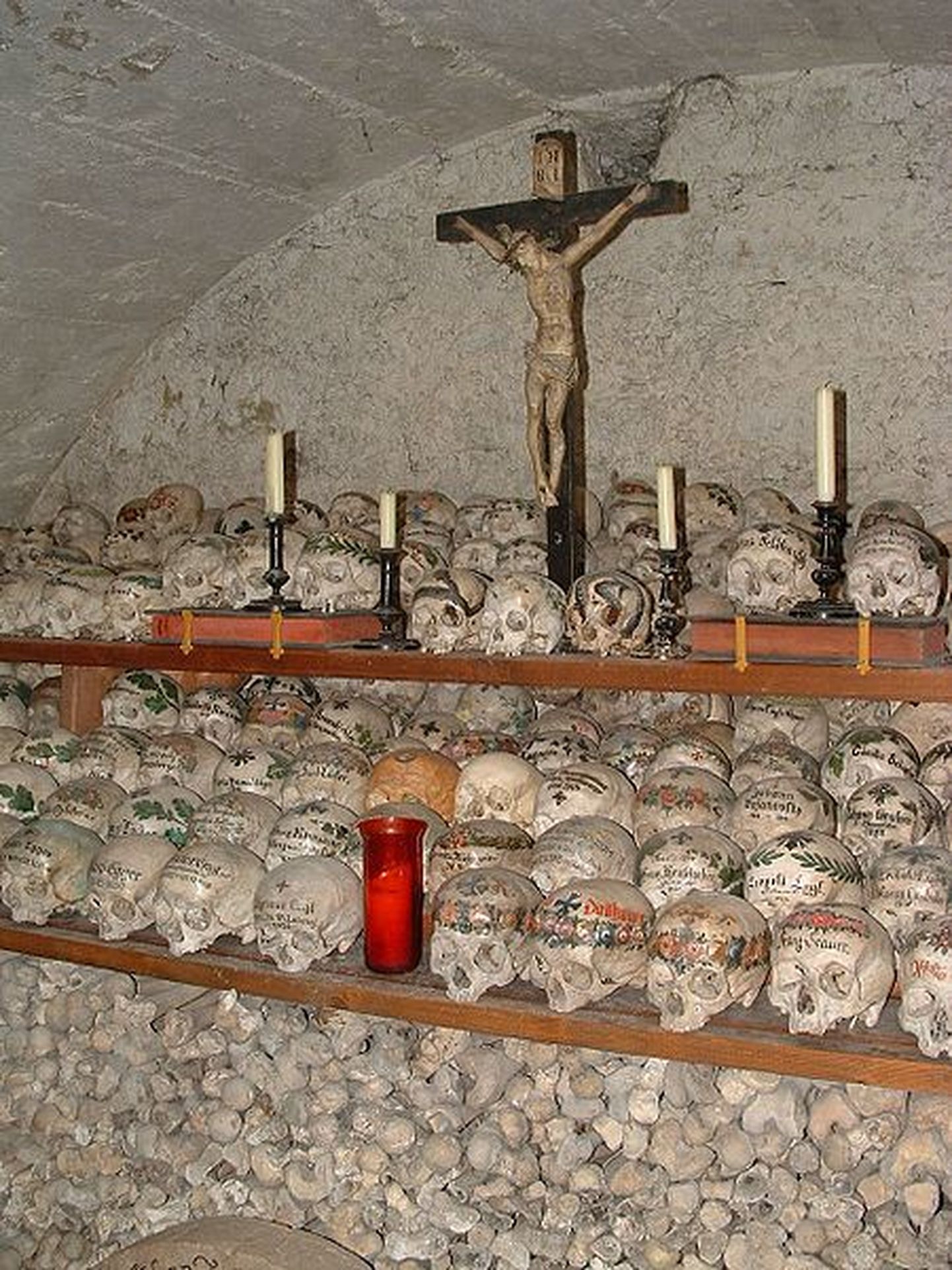Austrias Hallstattis kogutakse külaelanike kaunistatud kolbad hauakambrisse Beinhaus.