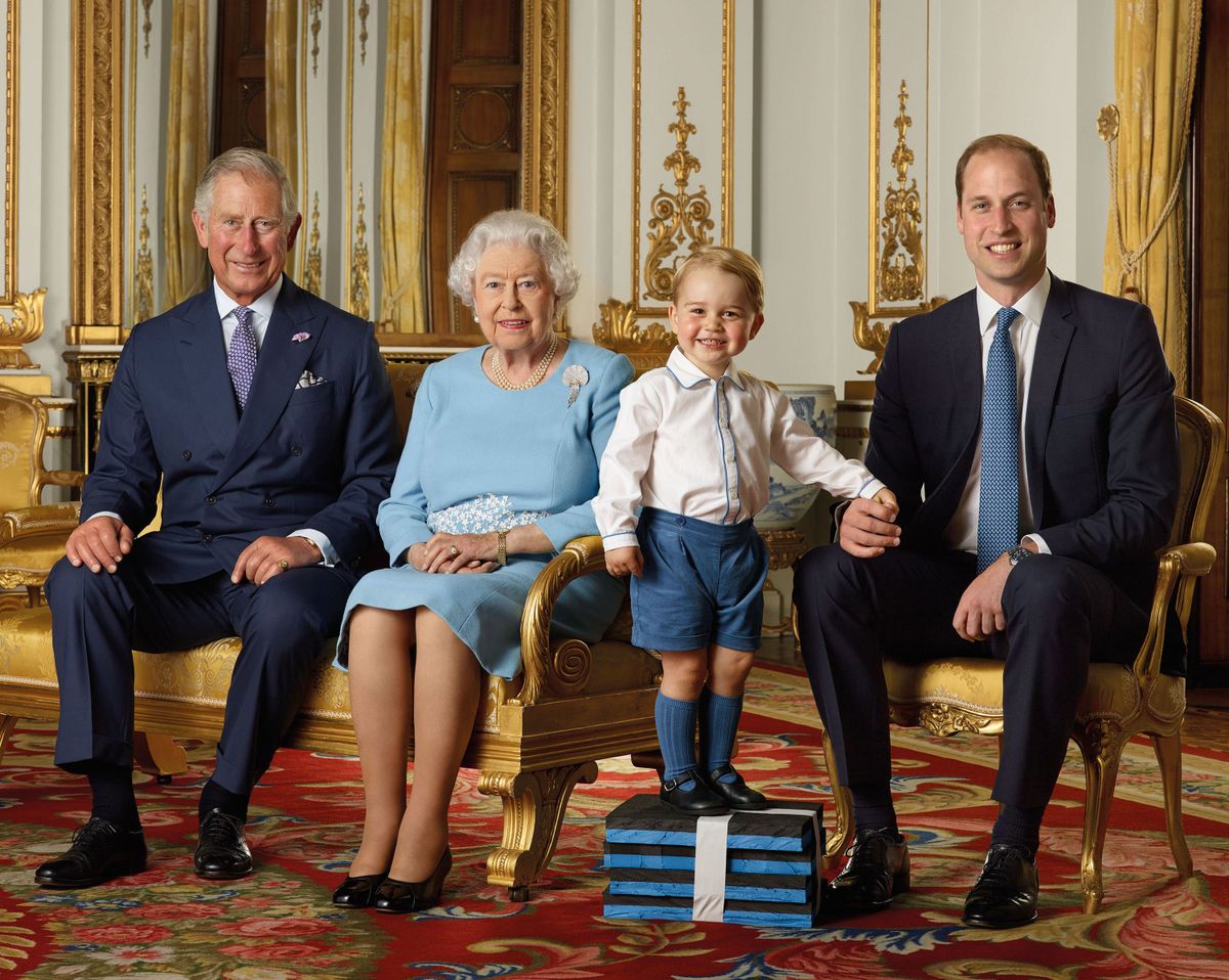 Briti kuningliku perekonna liikmed 2015. aasta fotol, mis on tehtud trooniruumis. Vasakult: prints Charles, kuninganna Elizabeth II, prints George ja prints William
