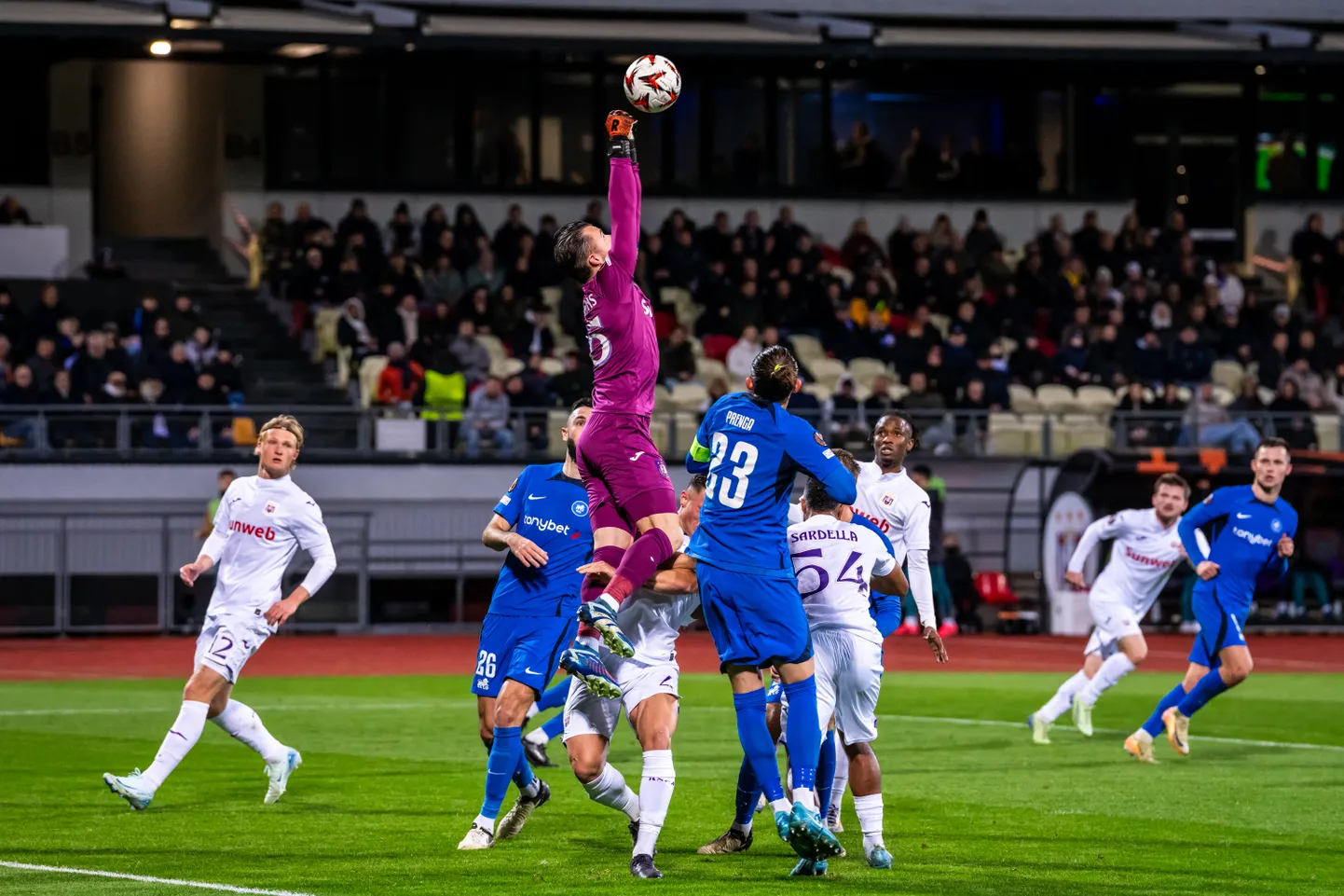 Kolins Kosemanss atvaira bumbu pret FK RFS.