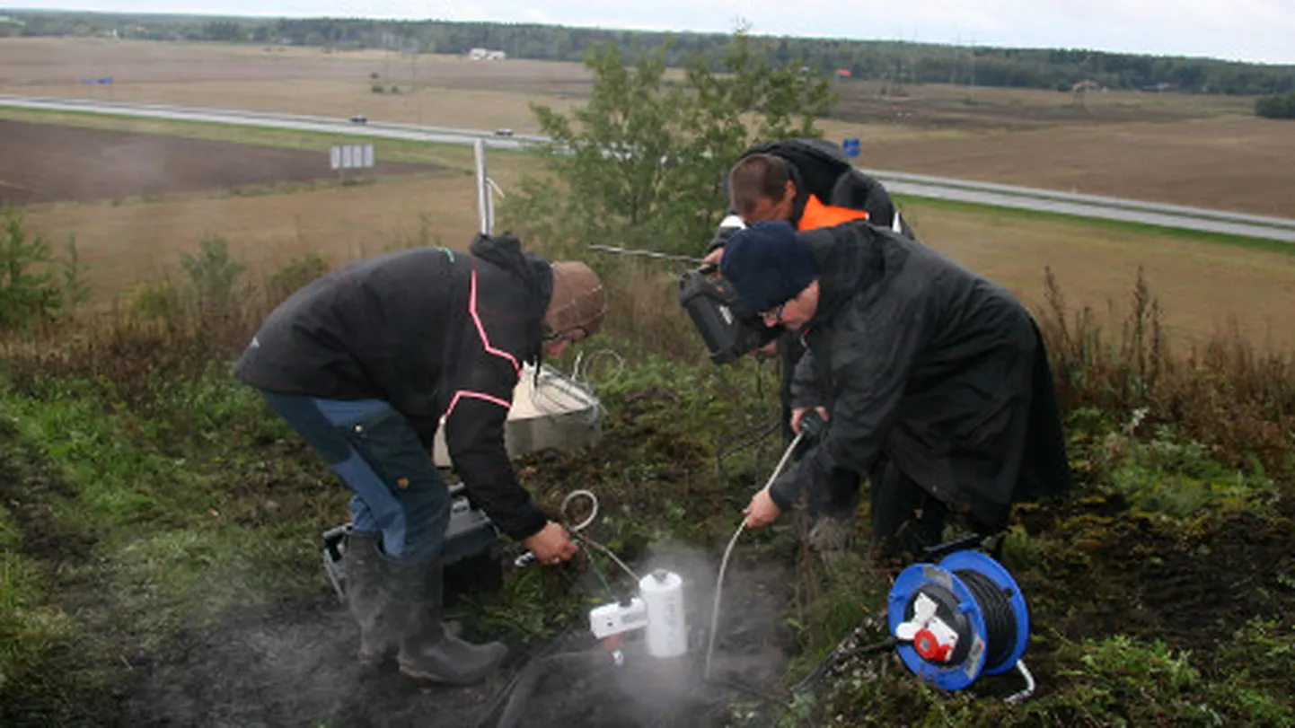 Esmaspäeval asuti Kukruse mäel saasteainete eraldumist mõõtma, tööd jätkuvad veel täna ja homme.