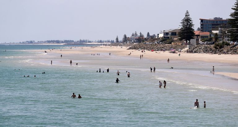 Austraalia kuumalaine sunnib inimesed veest jahutust otsima. Pildil Adelaide'i üks randadest