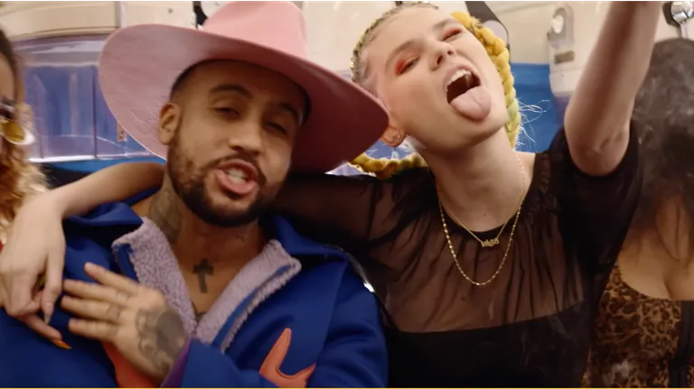 Eesti juurtega New Yorki muusik ja modell Alexandra Elizabeth Ljadov ehk Majorlilkween (paremal) koos Bodega Bamziga.