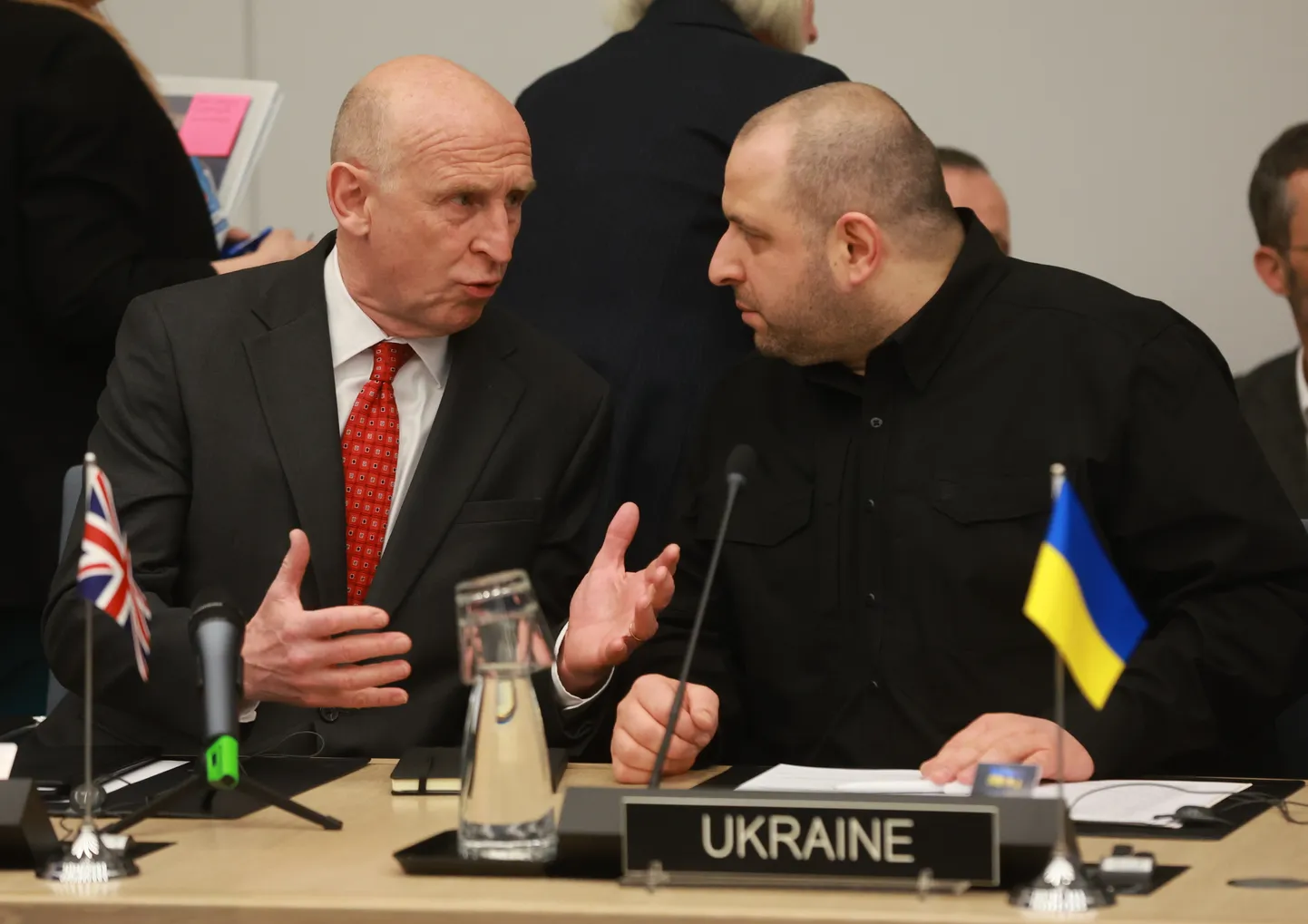 Lielbritānijas aizsardzības ministrs Džons Hīlijs sarunājas ar Ukrainas aizsardzības ministru Rustemu Umerovu Ukrainas aizsardzības kontaktgrupas sanāksmē NATO galvenajā mītnē Briselē, Beļģijā, 2025. gada 11. aprīlī.