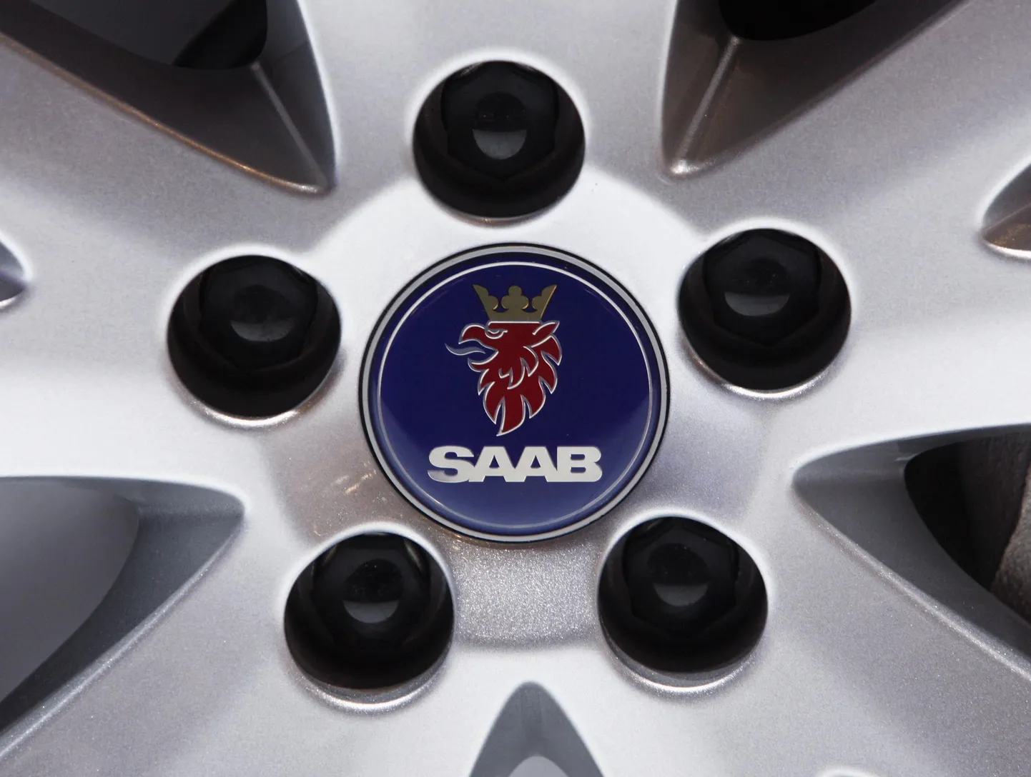 Raskustes Saab peatas tootmise