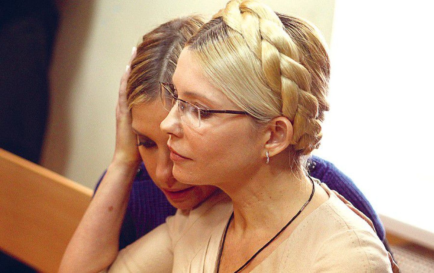 В зале суда экс-премьера Украины Юлию Тимошенко поддерживала в ходе всего процесса ее дочь Евгения.