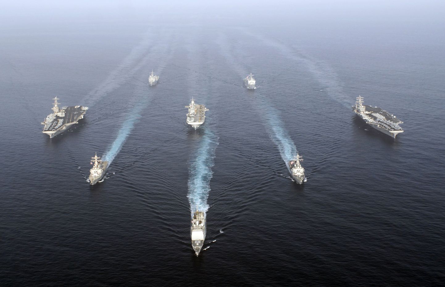 USA sõjalaevad sisenemas päevavalgel Pärsia lahele, millega kahe aasta eest demonstreeriti Iraanile oma jõudu.