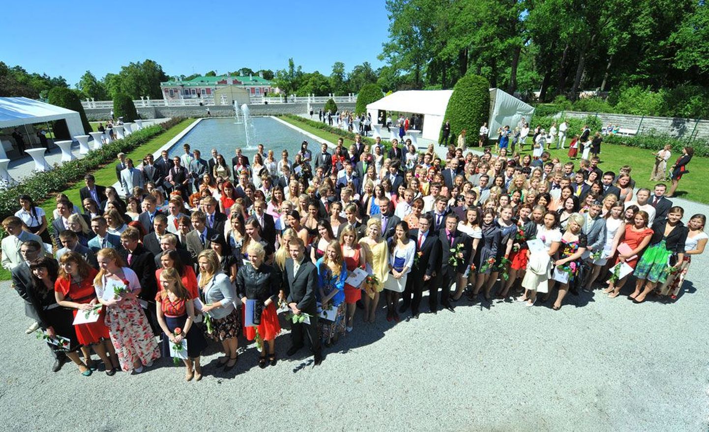 На вчерашнем приеме в Розовом саду Кадриоргского дворца собрались 400 человек со всей Эстонии — выпускники гимназий, вузов и профессиональных училищ.