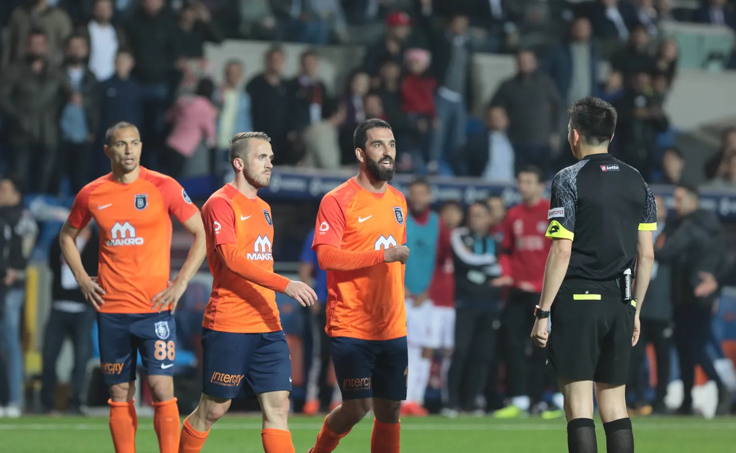 Arda Turan läheb abikohtunikuga vaidlema