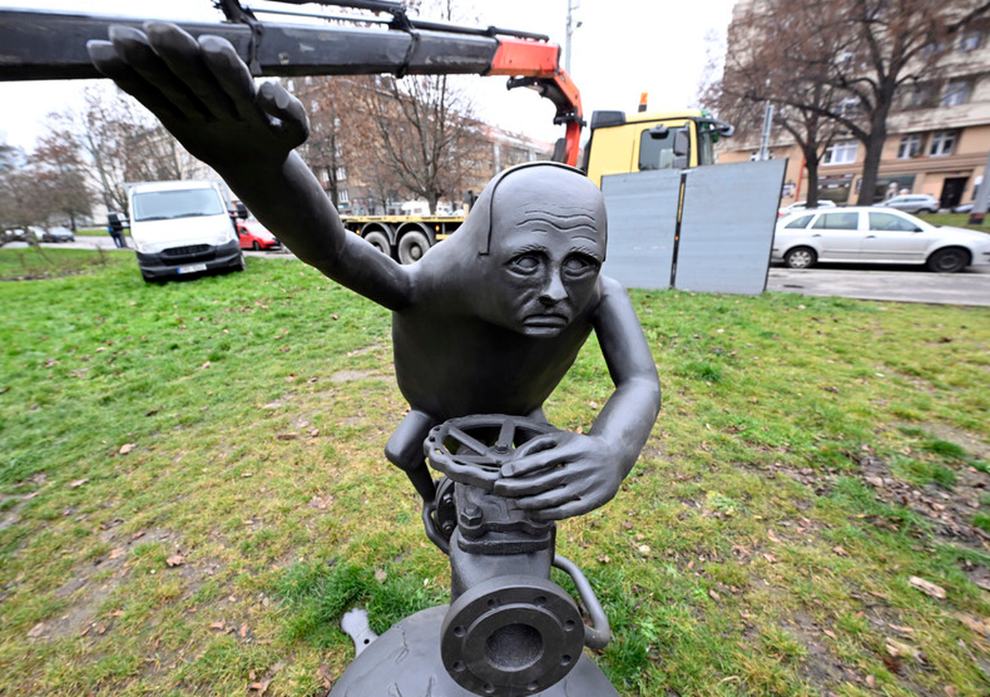 Prāgā atklāj Putina - goblina skulptūru