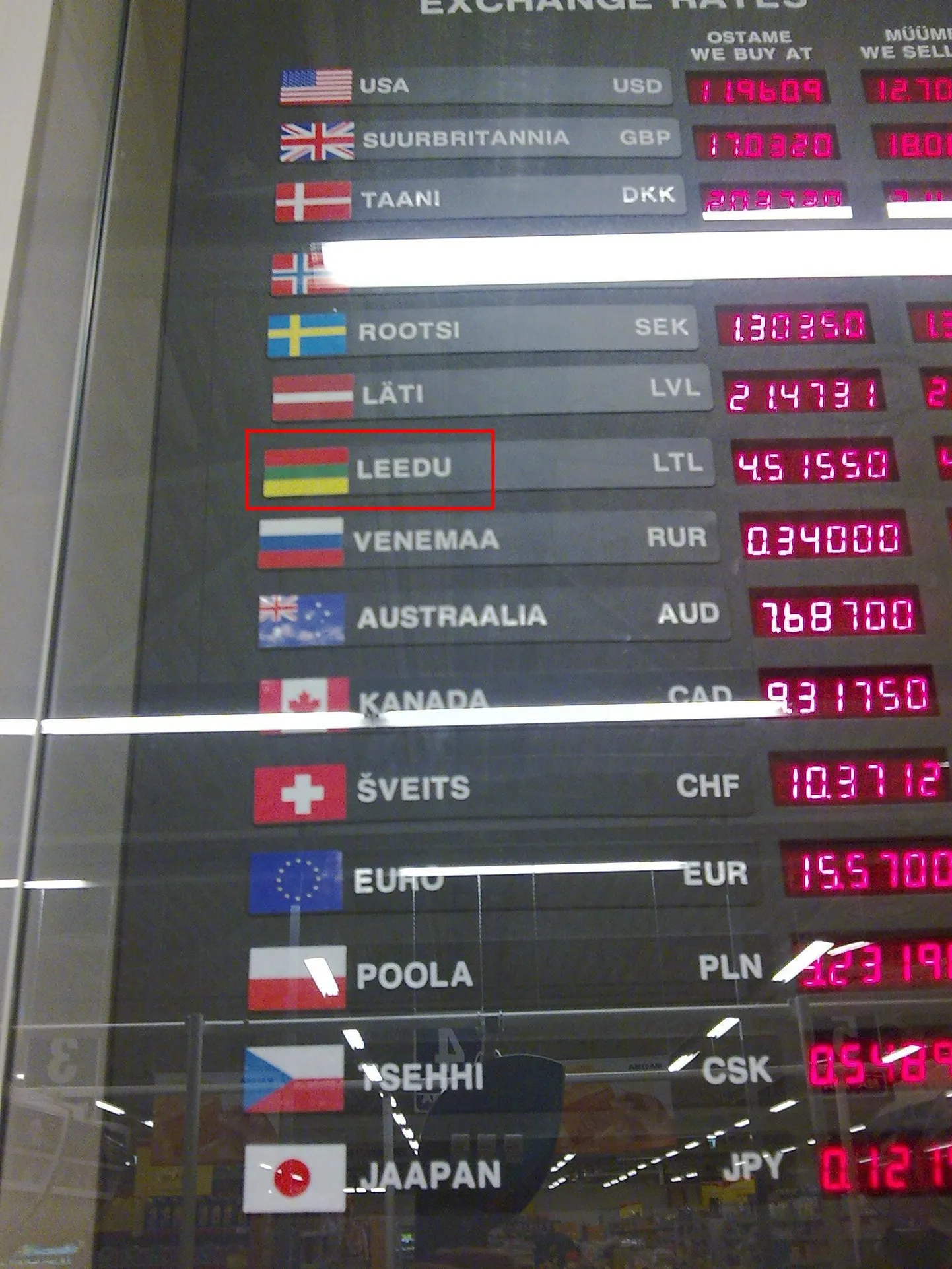 Leedu lipuvärvid on valuutavahetuse tablool tagurpidi.