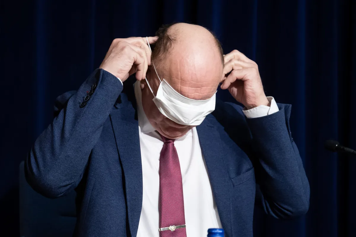 Siseminister ja näomask.
Kuidas see mask siis ette käib? Siseminister Mart Helme 23. aprillil valitsuse pressikonverentsil.