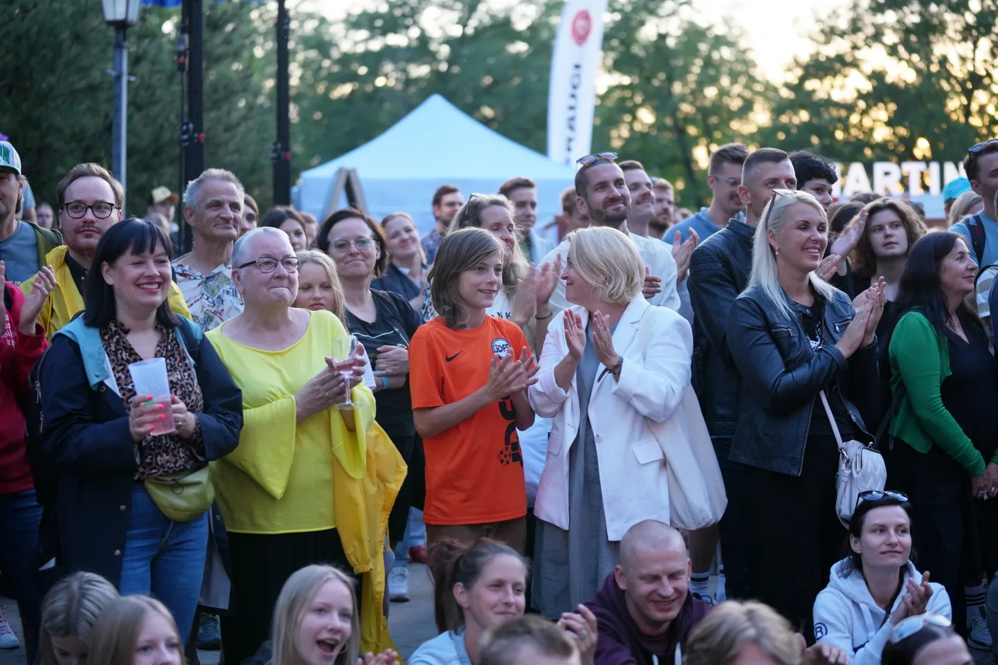 "Politiķu cepiens" sarunu festivālā "Lampa" Cēsu pils parkā.