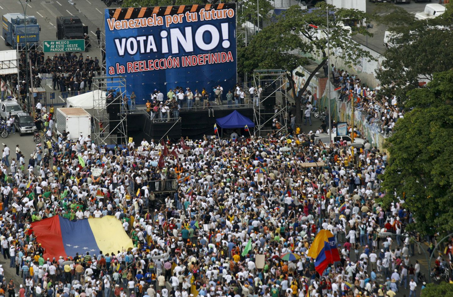 Sajad tuhanded venezuelalased kogunesid Cháveze vastaseks protestiks tänavatele.