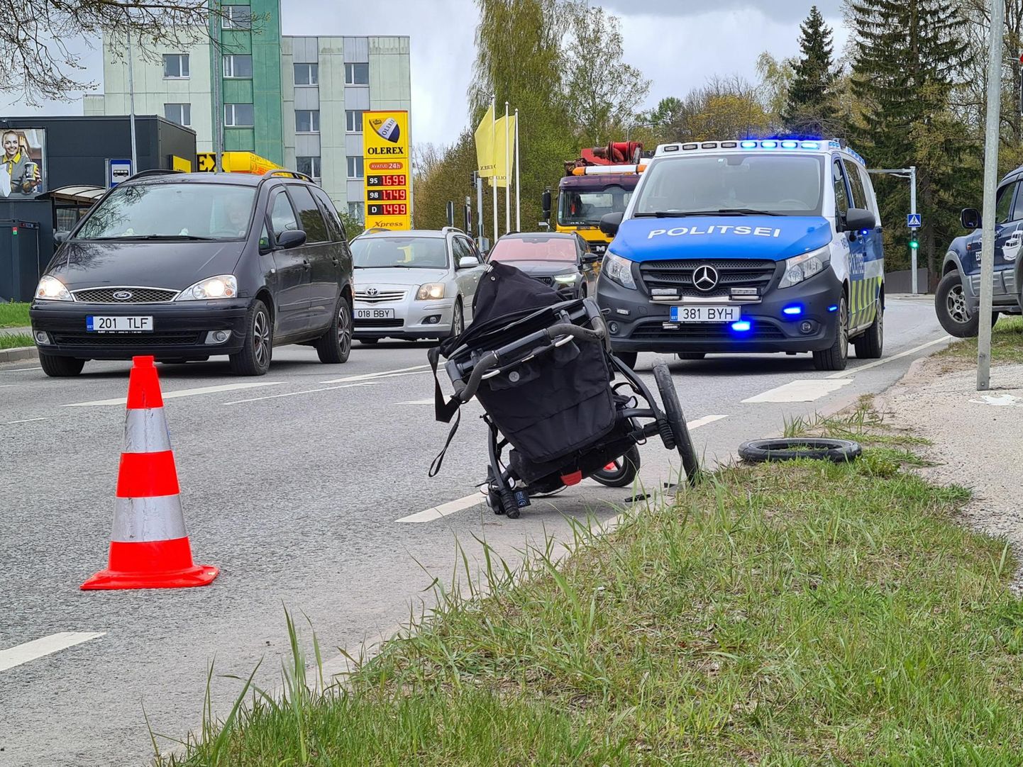 Eile pärastlõunal Aruküla teel Salvesti tehase juures juhtunud õnnetuses said viga naine ja kärus olnud alla aastane laps.

2 x Jürgen Puistaja