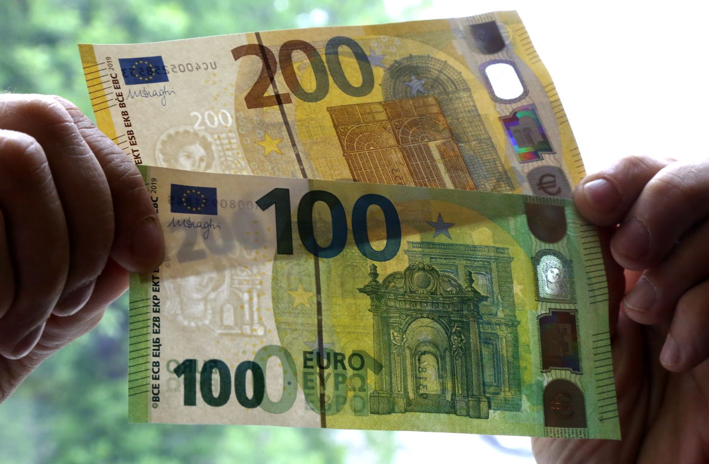 100 un 200 eiro banknotes. Ilustratīvs attēls.