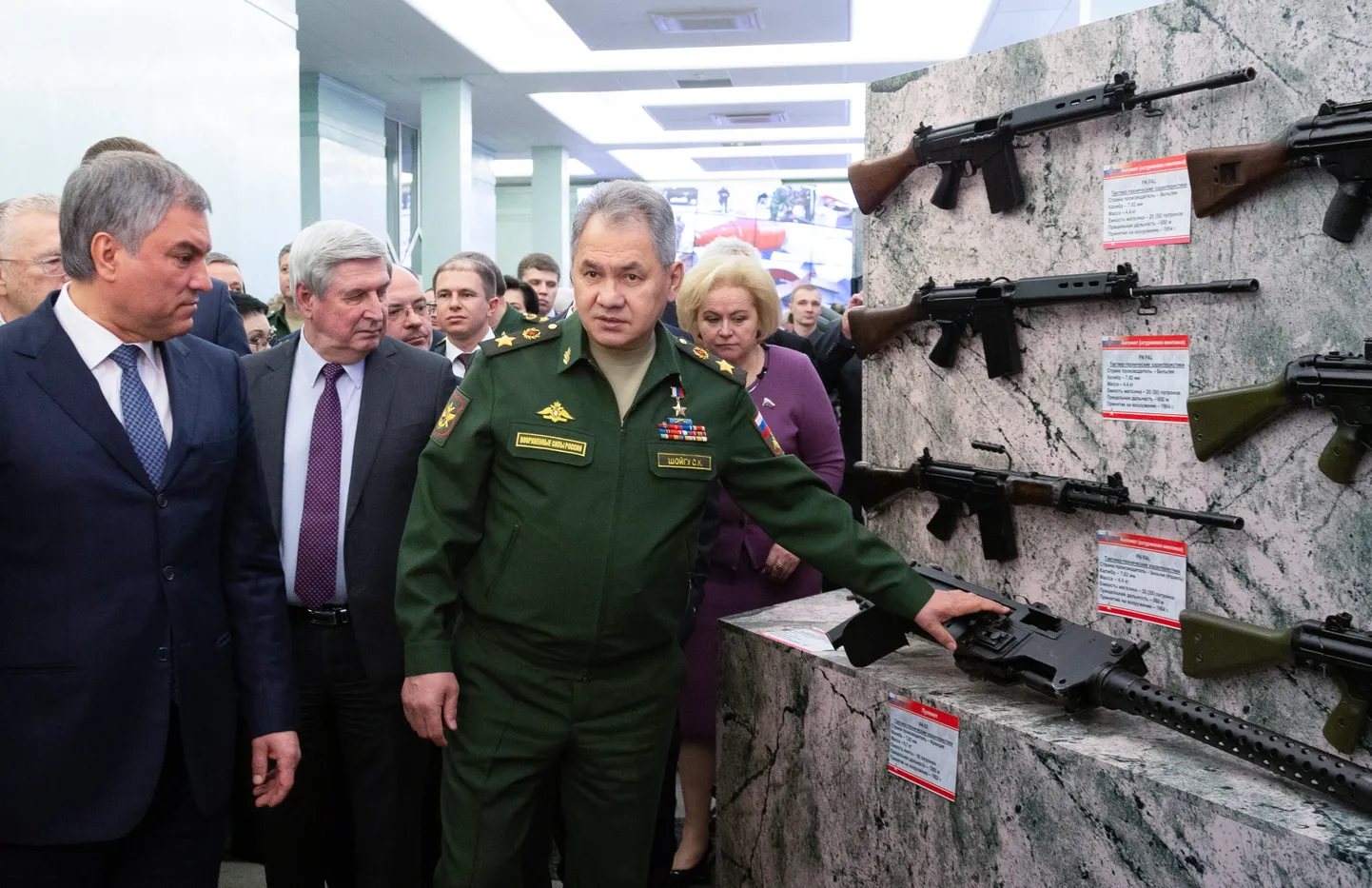 Vene kaitseminister Sergei Šoigu (keskel) Süüria sõja näitusel.