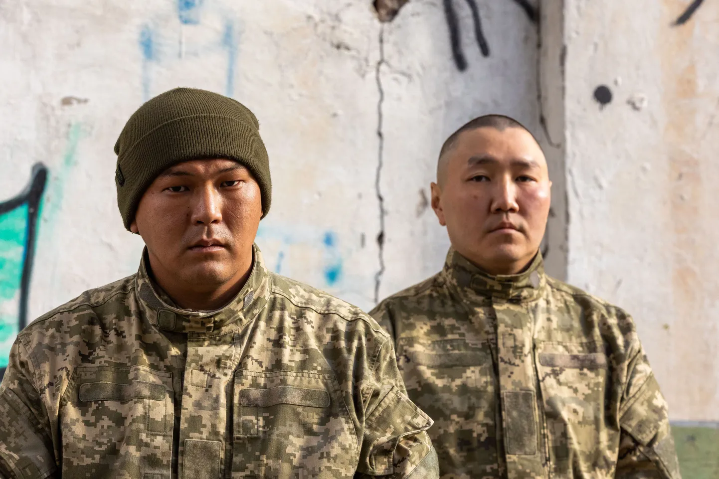 Ukraina relvajõudude võitlejad burjaat Gennadi Mangataev (vasakul) ja jakuut Saydo Khomus.