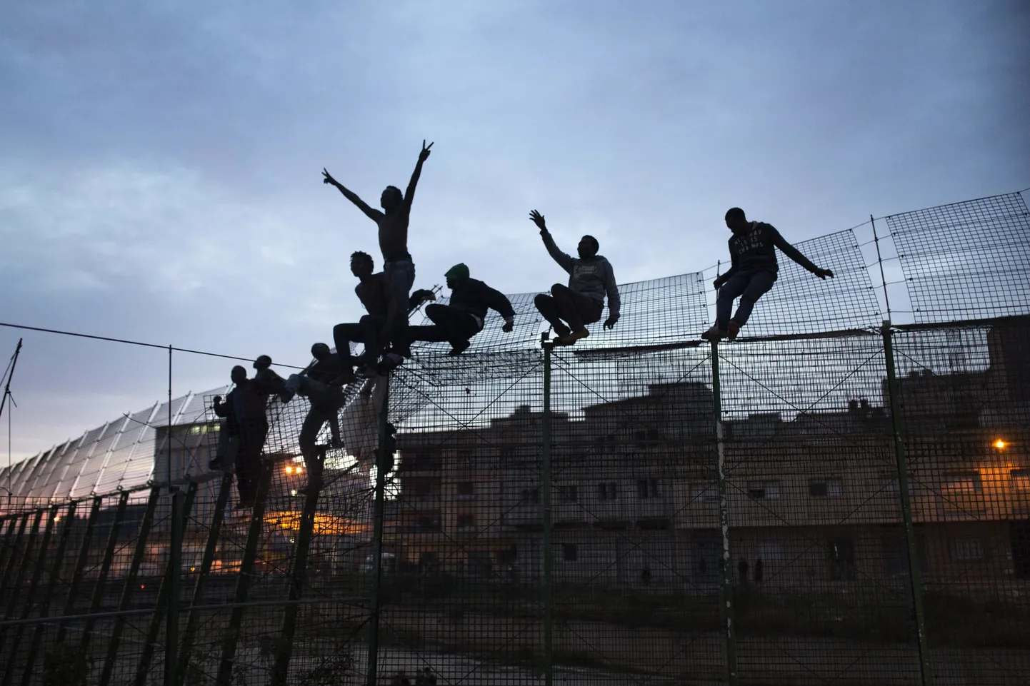 Migrandid ületamas Melilla turvatara.