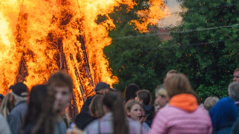 VIDEO ⟩ Kadrina jaanitulel lõppes toitlustaja päev varakult, külalised põiklesid sädemete eest