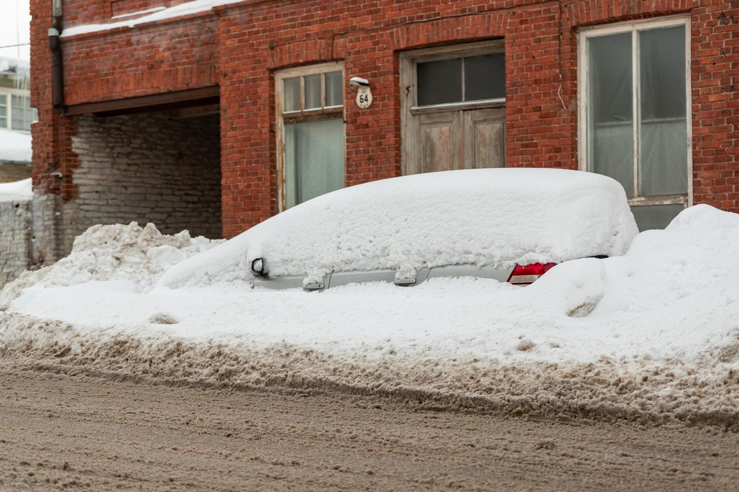 Kolmapäeva öösel vastu neljapäeva veetakse Pikalt tänavalt lund ära ja autoomanikel palutakse selleks ajaks oma autod mujale parkida.