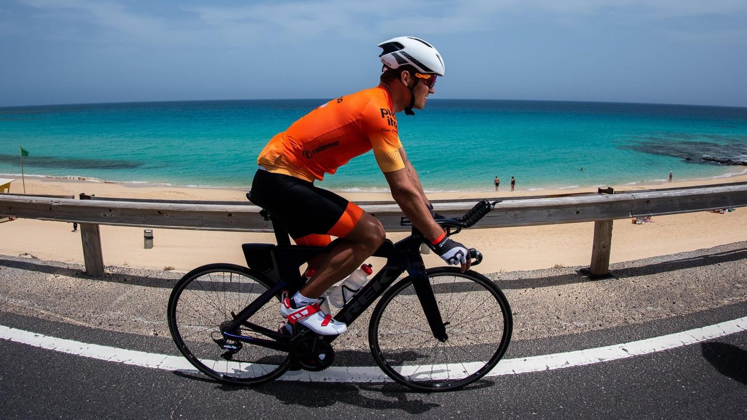 Rait Ratasepp Fuerteventura saarel rattaga kilomeetreid mõõtmas.